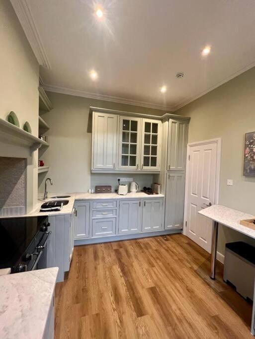 Апартаменты Flat In The Heart Of Holland Park Лондон Экстерьер фото